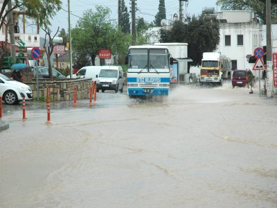 Bodrum'da şiddetli yağmur ve fırtına hayatı felç etti