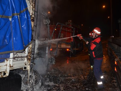 Bolu'da bulgur yüklü kamyonet alev alev yandı