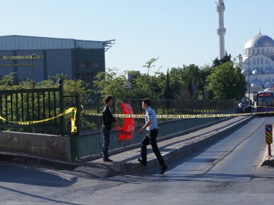 Bomba Süsü Verilmiş Kutu Köprüyü Trafiğe Kapattırdı