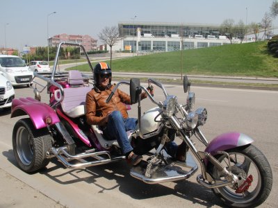 Bu motosiklette otomobil konforunda üç kişi seyahat edebiliyor