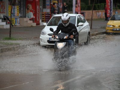 Bulvarda oluşan su göleti sürücüleri çileden çıkardı