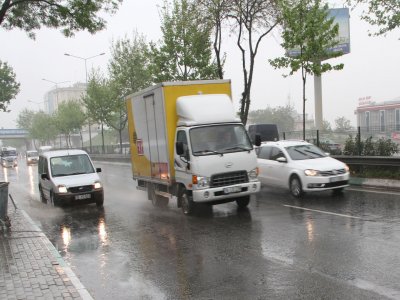 Bursa güne yağmurla uyandı