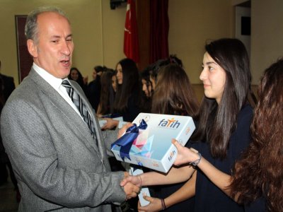 Bursa’da 4 okulda 414 öğrenciye tablet dağıtıldı