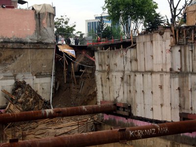 Bursa’da Kanalizasyon Borusu Patlattı, Ankara Yolu Trafiğe Kapandı
