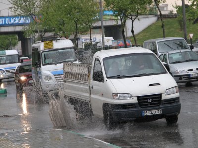 Bursa'da sağanak yağmur günlük hayatı felç etti