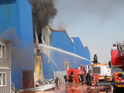 Bursa`da Tekstil Fabrikasında Çıkan Yangın Söndürülemiyor