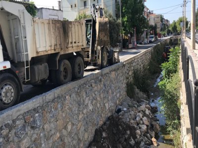 BÜYÜKŞEHİR 17 KİLOMETRE DERE TEMİZLİĞİ YAPTI