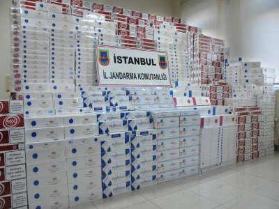 Cam paletlere sarılı 120 bin paket kaçak sigara ele geçirildi