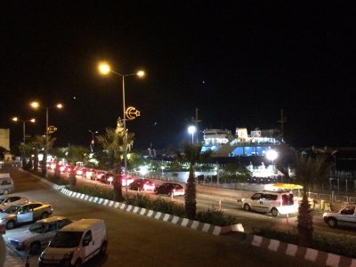 Çanakkale Boğazı iskelelerindeki araç kuyruğu sürüyor