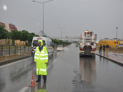 Çanakkale'de yağmur yolları göle çevirdi