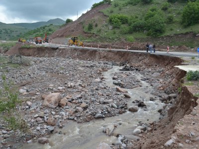 Çankırı'da, dolu yol çökertti