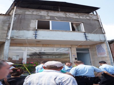 Çatı katında çıkan yangında babaanne torunlarına sarılarak yandı