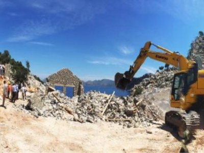 CENNET KOY ASARDİBİ`NDEKİ KAÇAK YAPILAR YIKILDI