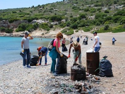 ÇEŞME KOYLARINDA YENİ SEZON TEMİZLİĞİ