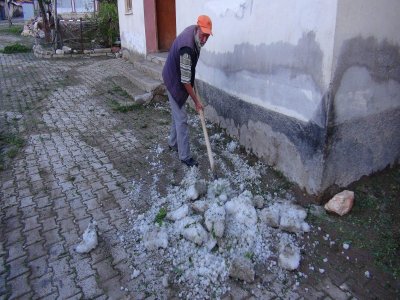 Ceviz büyüklüğünde yağan dolu tarım alanlarına zarar verdi