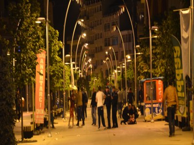 Çevreyi rahatsız eden alkollü gençleri polis gözaltına aldı