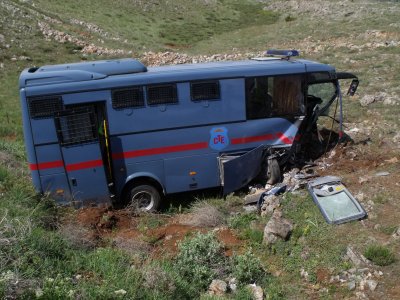 Cezaevi nakil aracı kontrolden çıktı: 1 ölü, 9 yaralı
