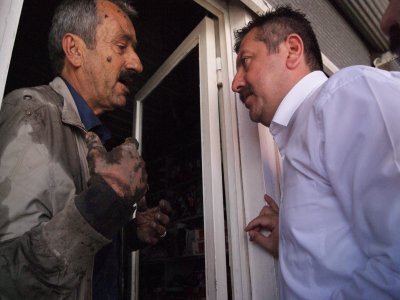 Çıkan yangında 2 iş yeri kullanılamaz hale geldi