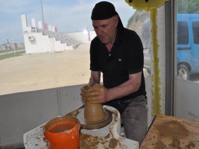 Çömlek ustası Salim Usta, engellilere çömlek sanatını gösterdi