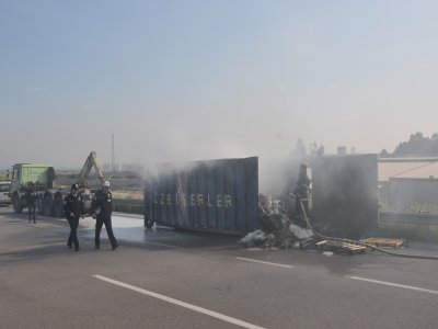 Çöp taşıyan TIR'ın konteyneri yandı