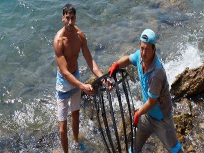 ÇÖPÜ YERE, KOVASINI DENİZE ATMIŞLAR!