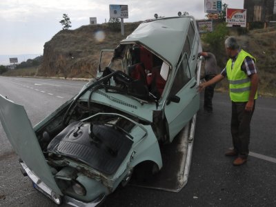 Çorum'da TIR otomobile çarptı: 2'si çocuk 5 yaralı