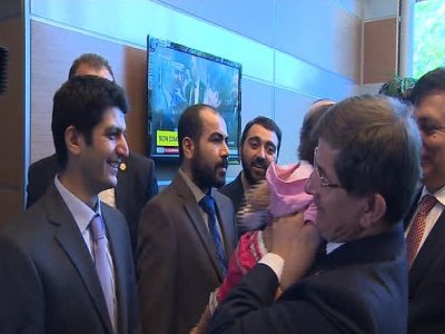 Davutoğlu, Rehinelerle Ankara`ya Gitti