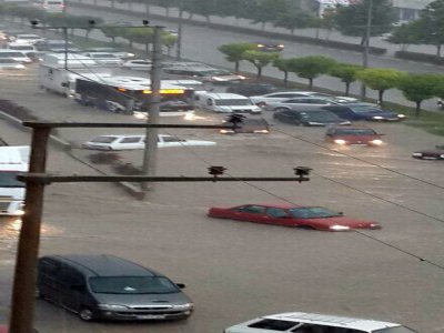 Denizli'de yağmur caddeleri göle çevirdi