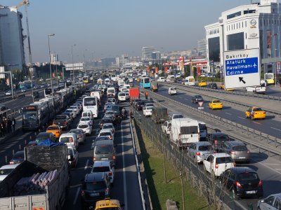 Devrilen çöp kamyonu E-5’te kontak kapattırdı