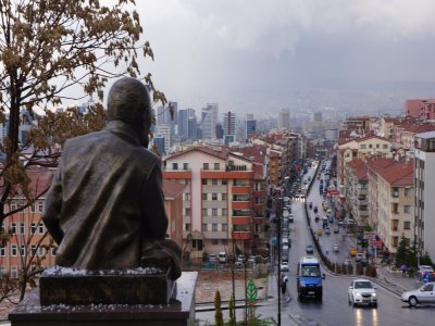Dolu yağışı Başkent’i beyaza bürüdü