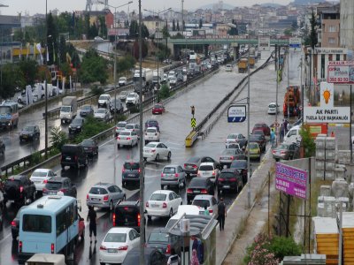 E-5 Karayolu yağmur nedeniyle sular altında kaldı