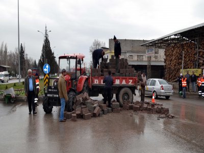 Ehliyetsiz sürücü traktöre çarptı: 2 yaralı