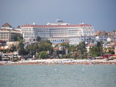 Elektrik kesintileri turizmcileri ve esnafı bıktırdı