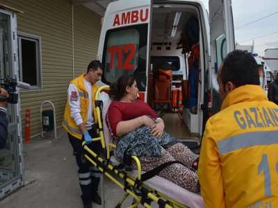 Elektrik prizi evi yaktı,5 kişi dumandan zehirlendi
