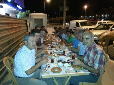 EMEKDER taksicilerle sahur, dolmuşçularla iftar düzenliyor