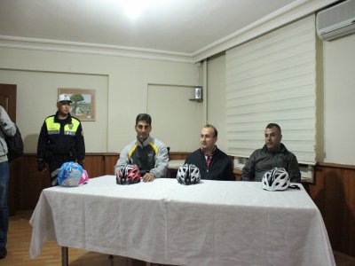 Emniyet amiri bisikletçilerle önce pedal çevirdi sonra ders verdi