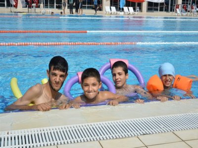 ENGELLİ BİREYLER YÜZME ÖĞRENİYOR