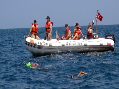 Engelli sporcu, denizler kirlenmesin diye tek koluyla kulaç attı