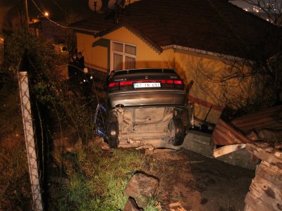 Ereğli'de alkollü sürücü evin bahçesine uçtu