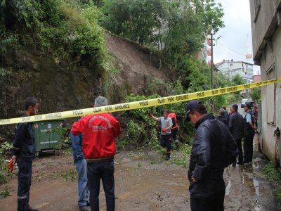 Ereğli'de yağmur suları heyelana neden oldu