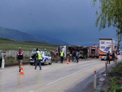 Erzurum'da yolcu midibüsü yan yattı: 21 yaralı