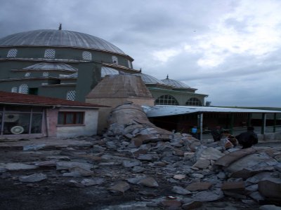 Fırtınadan yıkılan minare evin üzerine düştü