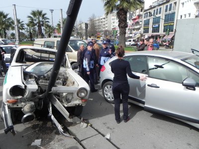 Freni boşalan kamyonet direğe çarptı: 2 yaralı