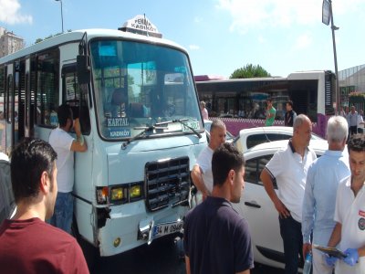 Freni patlayan minibüsün çarpması sonucu 9 araç birbirine girdi