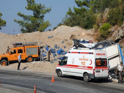 Freni patlayan TIR dağa çarptı: 1 ölü