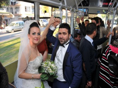 Gelin damat toplu ulaşıma dikkat çekmek için düğünü halk otobüsüyle gitti