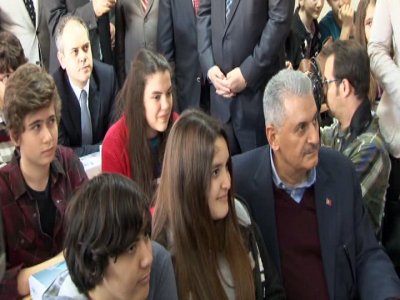 Gençlik ve Spor Bakanı Kılıç İzmir’de tablet bilgisayar dağıttı