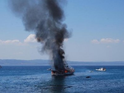 Gezi teknesi alev alev yandı