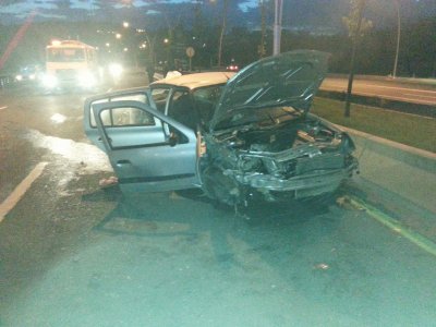 Gideceği yöne karar veremeyen otomobil orta bariyere çarptı: 3 yaralı