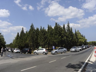 Gökçeada feribot iskelesinde kilometrelerce kuyruk oluştu